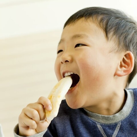 こどもが美味しそうにかまぼこを食べるイメージ