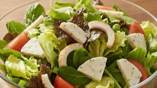 たっぷり野菜のかまぼこサラダ|10分で簡単・副菜に便利な和えるだけレシピ